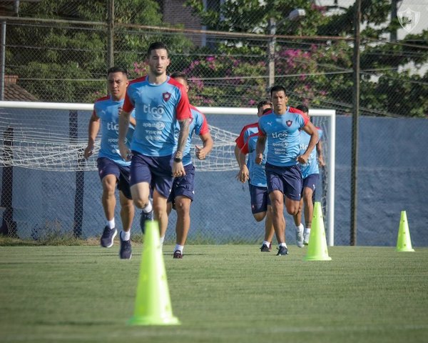Crónica / Más de la mitad del plantel es de la casa