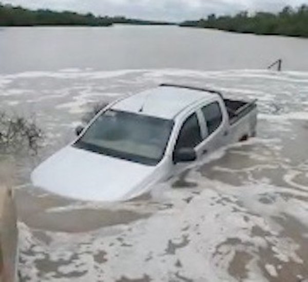 Crónica / Cayó un puente y un cura ho’aite con su auto