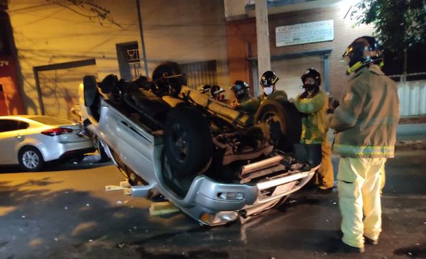 Choque con vuelco de camioneta, pero sin heridos - Nacionales - ABC Color