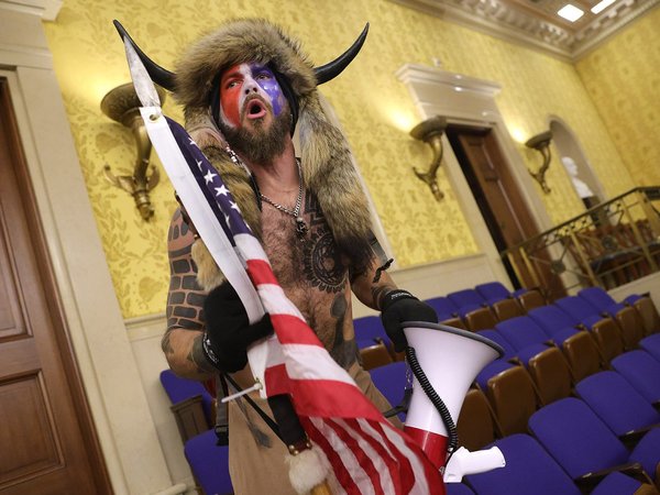 El hombre disfrazado de guerrero sioux que irrumpió en el Capitolio pidió el indulto de Trump » Ñanduti