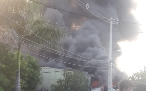 Incendio en fábrica de plásticos de Lambaré