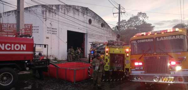 Controlan incendio en fábrica de plásticos de Lambaré » Ñanduti