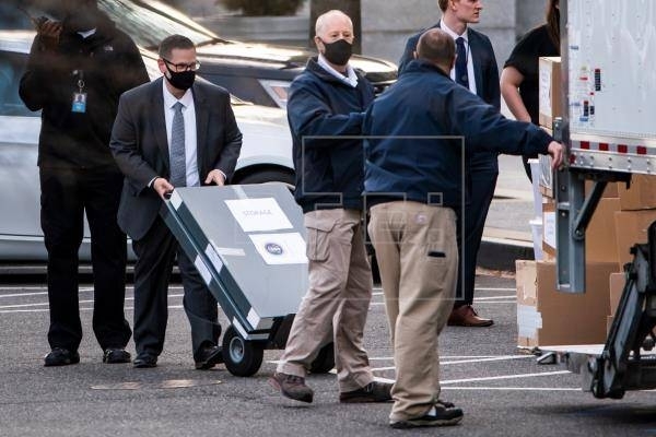 HOY / Imagen de un camión de mudanzas ante la Casa Blanca se hace viral en redes