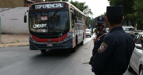 La Nación / COVID-19: policías controlan cantidad de pasajeros parados en buses tras reclamos