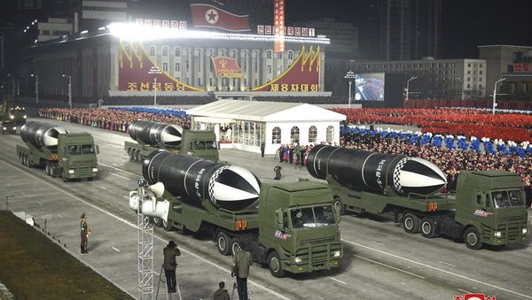 Corea del Norte mostró misiles en un desfile militar