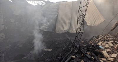 La Nación / Siguen trabajos de enfriamiento en fábrica de plásticos incendiada