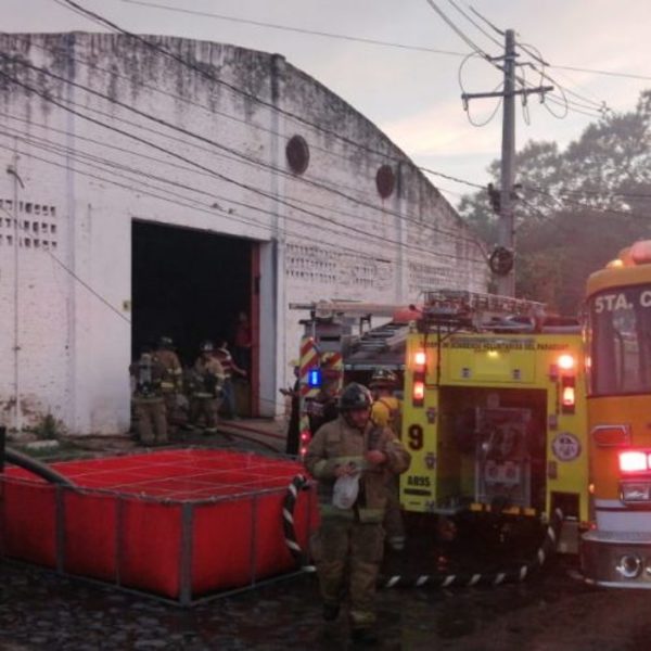 Incendio en la fábrica de plásticos fue controlado