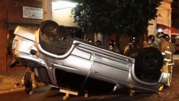 Detienen a mujer tras choque, vuelco de camioneta y huída | Noticias Paraguay