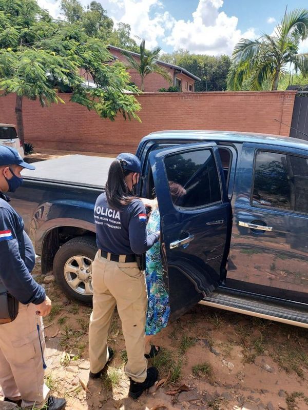 Mujer queda detenida por presunta estafa en venta de terrenos