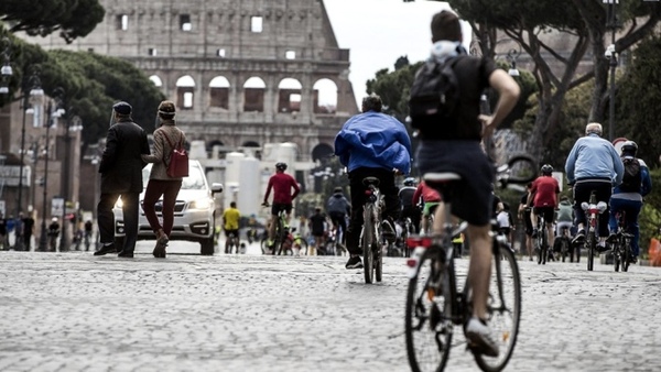 Italia mantiene restricciones a la movilidad interna pero reabre los museos en zonas de riesgo | .::Agencia IP::.