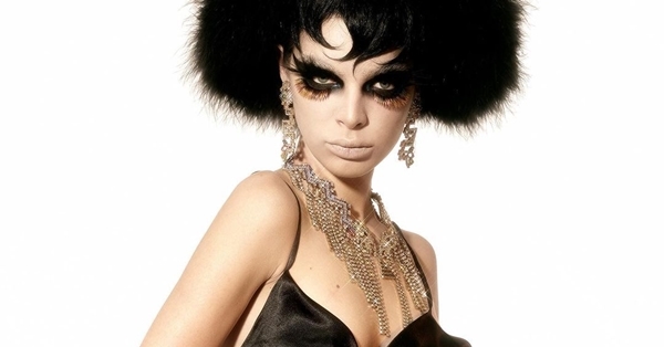 Nadia Ferreira protagoniza extravagante sesión en revista europea