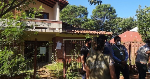 La Nación / En lucha contra el dengue, intervienen vivienda abandonada en barrio Los Laureles