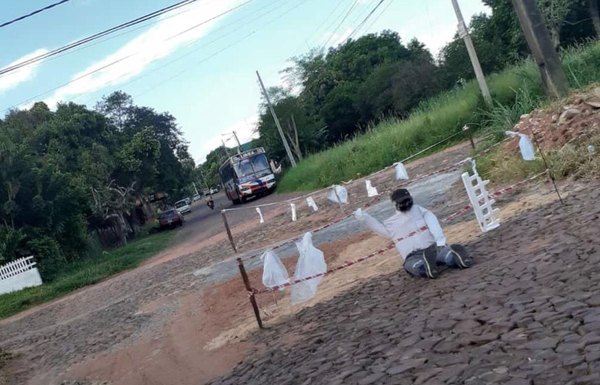 Crónica / Colocaron un muñeco para recordar a un "don bache"