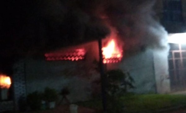 Incendio de gran proporción de una vivienda en el km 9 Akaray de CDE