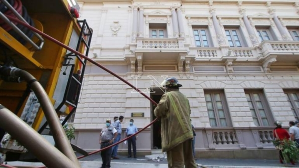 HOY / Controlan incendio en la sede de la Vicepresidencia de la República