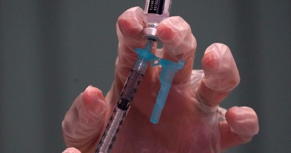 La Nación / Pfizer reducirá el ritmo de entrega de sus vacunas a finales de enero