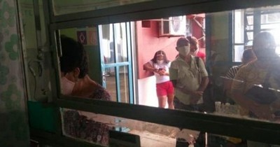 La Nación / Hospital de Encarnación: paciente perdió la paciencia y rompió un vidrio al no conseguir turno