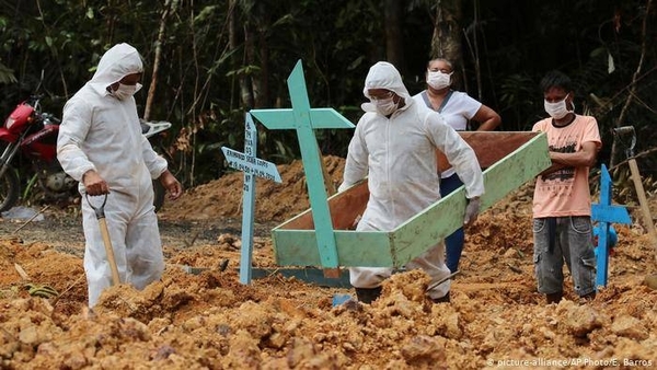 HOY / La mortalidad por COVID-19 se disparó en Brasil al desbordarse sus hospitales