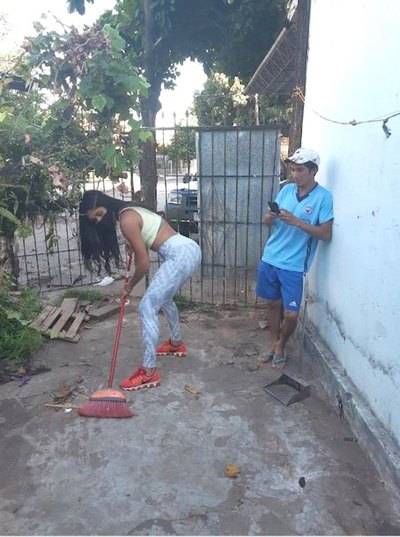Crónica / ¡Modelo sorprendió con una limpieza a domicilio!