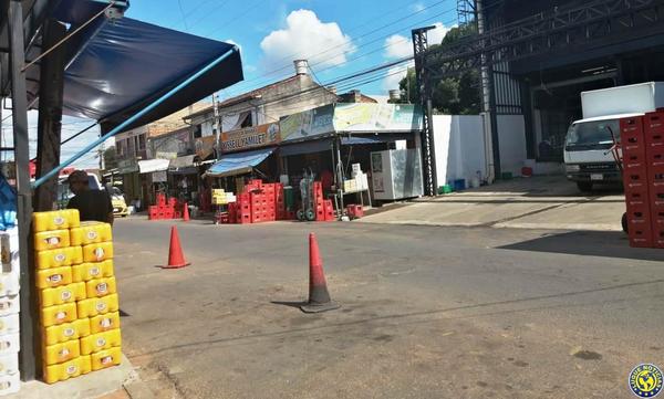 Venta de bebidas en plena calle de Luque •