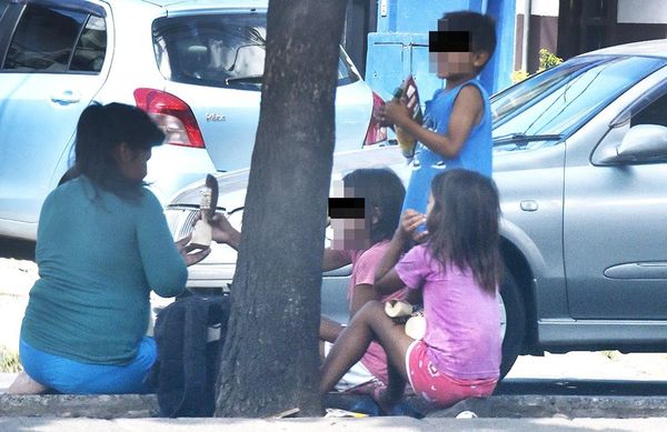 Niños son alquilados para mendigar y muchos obligados a vender droga - Nacionales - ABC Color