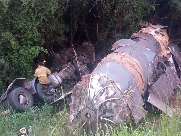 CAMIÓN TERMINÓ DESTROZADO TRAS VOLCAR EN LA RUTA 6