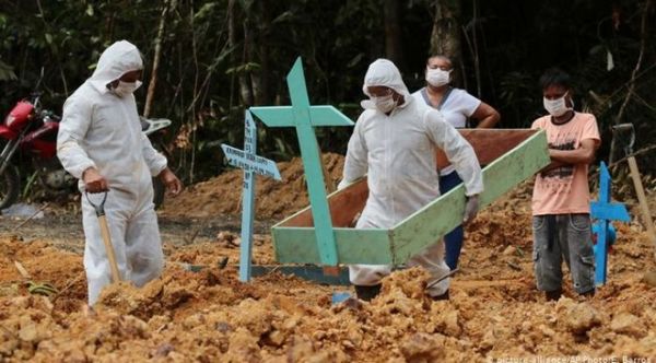 La mortalidad por COVID-19 se disparó en Brasil al desbordarse sus hospitales