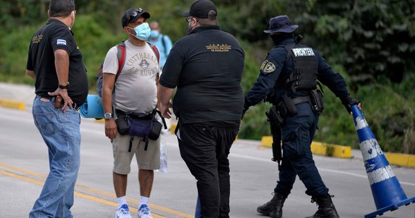 La Nación / Caravana de migrantes quiebra cerco en Guatemala y continúa viaje a EEUU