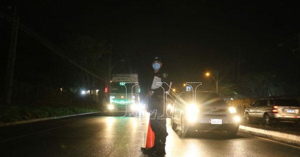 La Nación / Más de 200 policías hicieron controles preventivos en ruta y barrios ante ola de asaltos