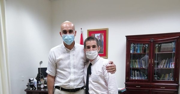 La Nación / Matías Valdez, el joven que se tatuó el rostro de Mazzoleni, se reunió con el ministro