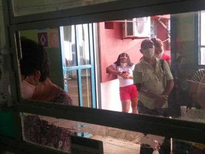 Rompió vidrio de hospital porque se terminó su turno
