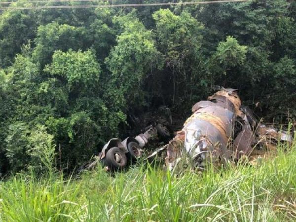 Conductor se salva de milagro en vuelco de camión en Trinidad