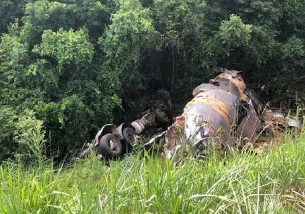 Conductor se salva luego de que su camión cayera en una pendiente