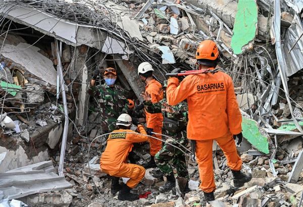Rescatada una decena de supervivientes tras sismo en isla indonesia Célebes
