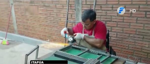 Quedó en silla de ruedas, se convirtió en artesano | Noticias Paraguay