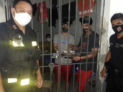 POLICÍAS AGASAJAN A JÓVENES CUMPLEAÑEROS EN COMISARÍA 66.