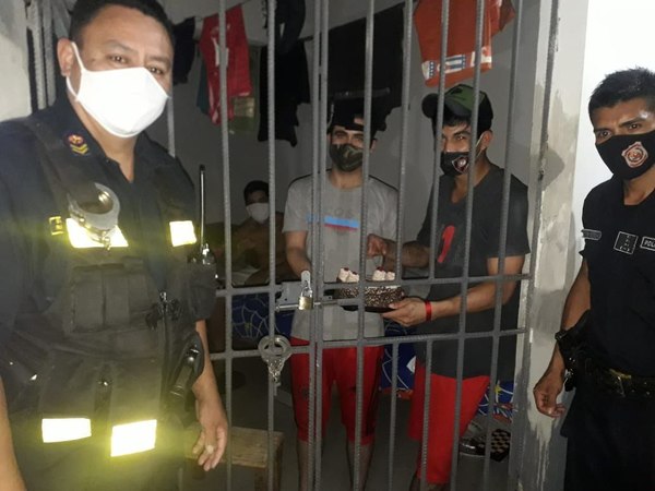 POLICÍAS AGASAJAN A JÓVENES CUMPLEAÑEROS EN COMISARÍA 66.