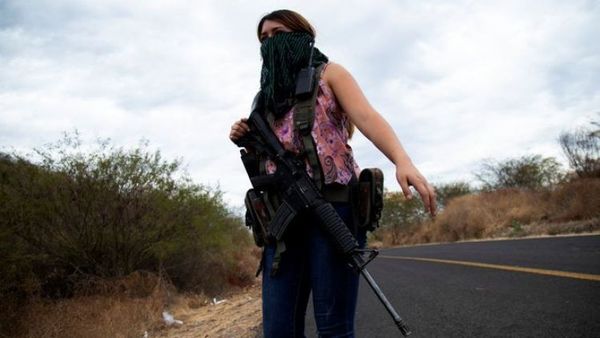 En México, las mujeres toman las armas para defenderse