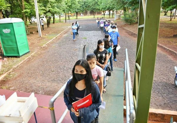 En el Este, postulantes a becas de Itaipú rindieron en la UNE - ABC en el Este - ABC Color
