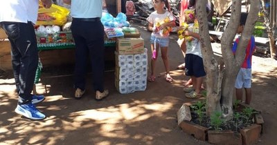 La Nación / Jóvenes entregaron kits de alimentos