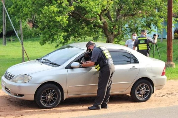 Caminera reinicia cacería de automovilistas con documentos vencidos - ADN Digital
