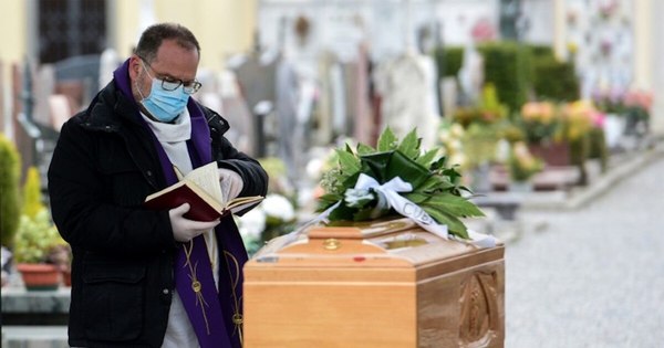 La Nación / Ataúdes en la sala de descanso y filas de espera, una funeraria en Los Ángeles colapsa por el virus