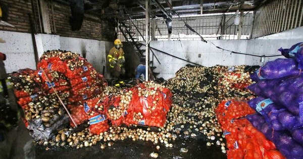La Nación / Bomberos controlan incendio en el mercado de Abasto