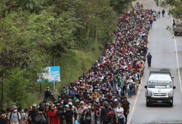 México pide a Honduras contener las caravanas migrantes