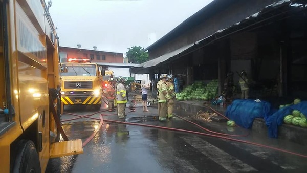 Cuatro casillas afectadas tras incendio en el Mercado de Abasto
