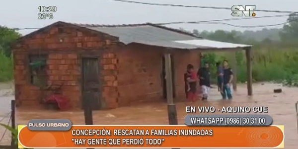 Rescatan a familias afectadas por inundación en Concepción