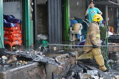 Crónica / Mercado de Abasto se incendió, pero bomberos ya controlaron todo