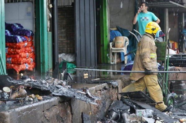 Crónica / Mercado de Abasto se incendió, pero bomberos ya controlaron todo