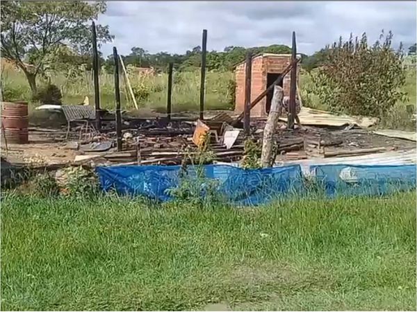 Denuncia que por discriminación quemaron su casa