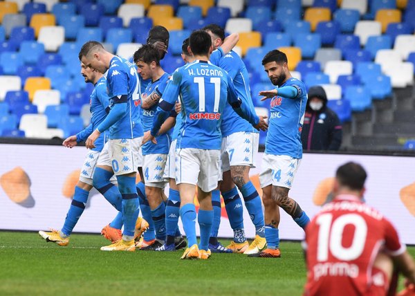 Napoli escala al tercer lugar con una goleada